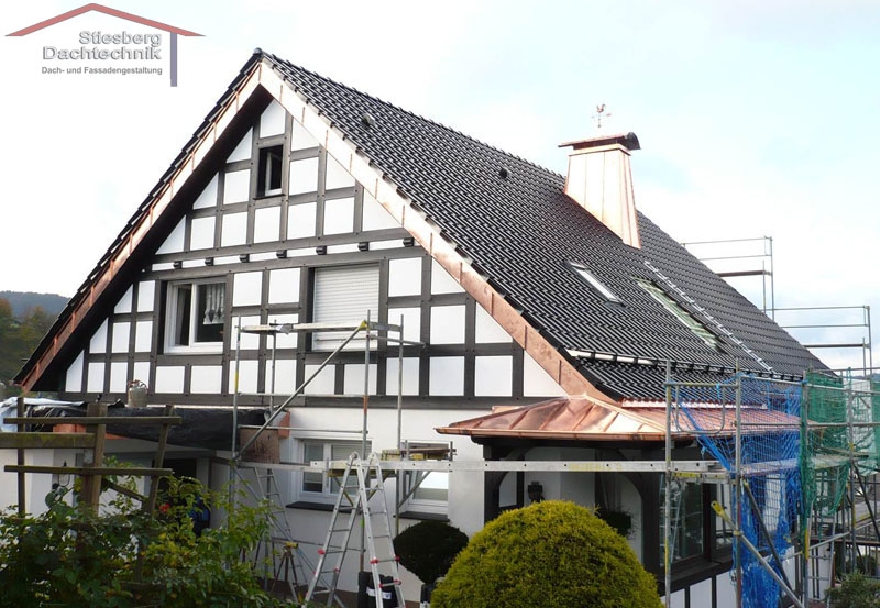 Metallverkleidung an Dach und Kamin