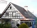 Metallarbeiten an Kamin und Dach