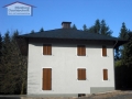 Naturschiefereindeckung mit Schuppenschablonen und Kamineinfassung aus Kupferblech