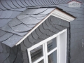 Gaubenverkleidung aus Naturschiefer mit Fensterlaibungen aus Farbaluminium